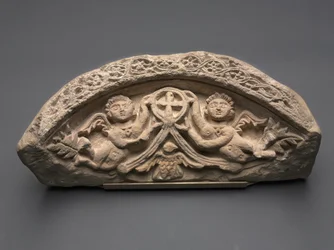 Lunetta con due angeli che sostengono una croce pendente, 400
