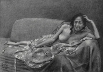 Donna pensierosa sdraiata