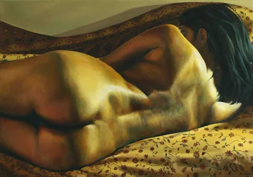 Nudo sereno dalle sfumature dorate