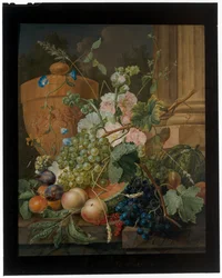 Natura morta di frutta e fiori con urna di terracotta su un cornicione