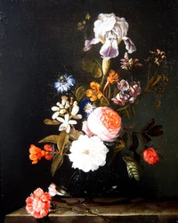 Natura morta di fiori in un vaso su un ripiano