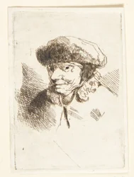 Vecchia sorridente con cappello di pelliccia