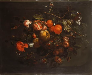 Un bouquet di frutta e fiori appeso a un chiodo in una nicchia