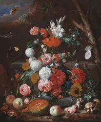 Natura morta di fiori e frutta disposti su un basamento di pietra in un giardino