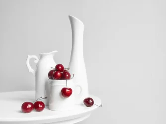 Natura morta con ciliegie rosse