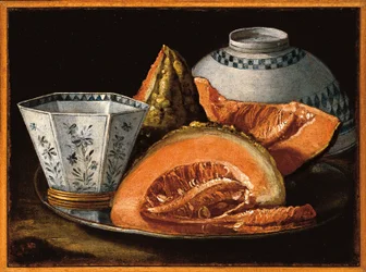 Melone e una coppa ottagonale su un piatto d