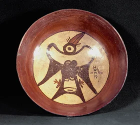 Arte precolombiana, civiltà Nazca: tazza di terracotta decorata con la rappresentazione di un uccello. 100 a.C.-800 d.C. Lima, Museo Nazionale di Antropologia e Archeologia, Perù