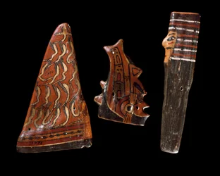 Arte precolombiana, civiltà Nazca: strumenti musicali in legno (incluso flauto di Pan?). 100 a.C.-800 d.C. Lima, Museo Archeologico