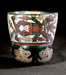Arte precolombiana: tazza di terracotta decorata con divinità e volti dal sito di Nazca. 100 a.C.-800 d.C.