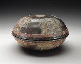 Doppia ciotola con motivi astratti, 900-200 a.C. (terracotta con pittura a resina policroma)
