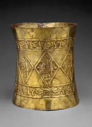 Corona Raffigurante Sovrani o Dei che Tengono Bastoni Cerimoniali, 800-1350 d.C.