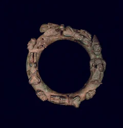 Anello che raffigura un sacrificio rituale