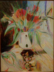 Tulipani in vaso panciuto davanti alla tenda