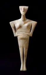 Arte delle Cicladi: "figurina femminile" idolo in marmo da Syros. 3000 a.C. Civiltà cicladica. Atene, Museo Archeologico Nazionale
