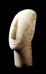 Arte delle Cicladi: «Grande testa». Scultura in marmo. 3000 a.C. Civiltà cicladica (-3200 a -2000). Atene, Museo Archeologico Nazionale