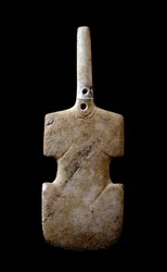 Arte delle Cicladi: "statuetta a forma di violino" idolo in marmo da Paros. 3000 a.C. Civiltà cicladica. Atene, Museo Archeologico Nazionale