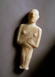 Idolo femminile, figurina schematica, marmo bianco