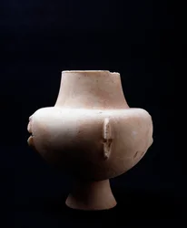 Vaso in marmo bianco con incrustazioni di ocra. Civiltà cicladica, 3200 a.C. a 2000 a.C.
