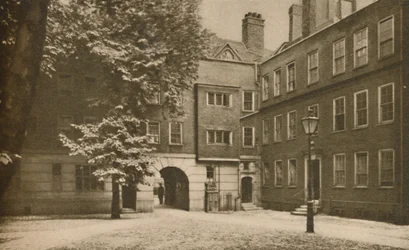 Ciottoli del tranquillo cortile interno a Staple Inn a Holborn, c. 1935