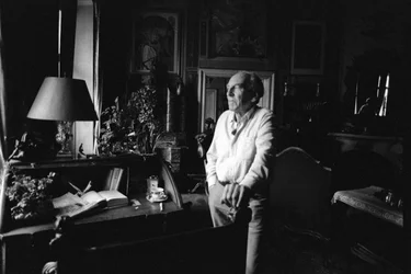 Jiri Mucha in piedi vicino alla sua scrivania nella sua casa a Hradcany, Praga