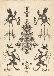 Spilla con fauni alati che soffiano trombe in alto e creature fantastiche con uccelli in basso