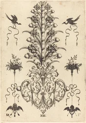 Spilla a forma di giacinto con uccelli in cima e testa di diavolo e angelo in basso