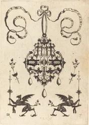Grande pendente, in basso a sinistra e a destra due grifoni che portano candelabri fantastici