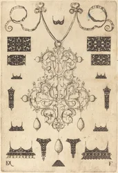 Grande pendente con tre gocce sotto, circondato da quindici borchie diverse