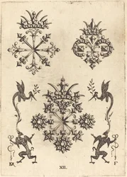 Tre Spille con Serpenti Alati a Sinistra e Destra e Grifoni Alati in Basso