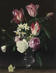Rose, tulipani e narcisi in un vaso di vetro, con una farfalla, su un davanzale