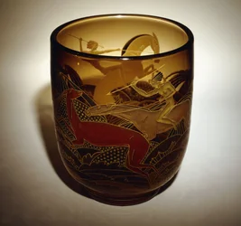 Vaso di vetro smaltato raffigurante due Amazzoni che cacciano cervi