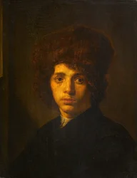 Giovane uomo con cappello di pelliccia