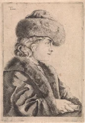 Uomo con cappello di pelliccia