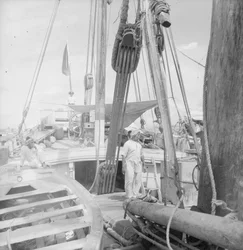 A bordo di un dhow tipo kotia indiano ancorato a Colombo, Ceylon