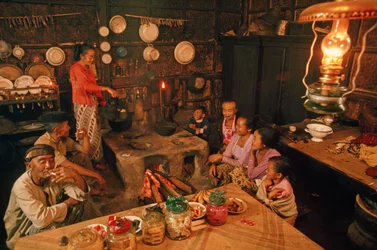 Una famiglia si siede insieme prima di cena. Tenggerese, Giava, Indonesia