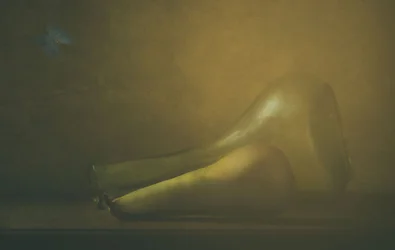Pera dorata con farfalla