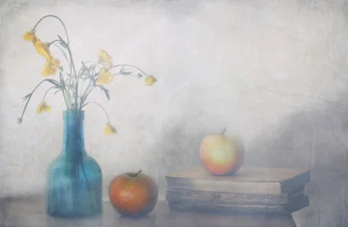 Fiori sereni, mele, libri