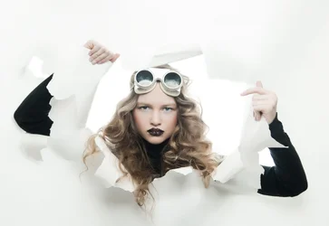 Ritratto steampunk con carta strappata