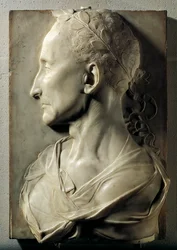 Profilo di un uomo laureato una volta conosciuto come Giulio Cesare. Scultura in marmo attribuita a Desiderio da Settignano (1428-1464). XV secolo. Museo del Louvre, Parigi