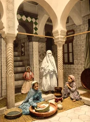 Donne moresche che preparano il couscous in un cortile, Algeri, Algeria, ca. 1899
