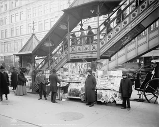 Un caratteristico chiosco di giornali sul marciapiede a New York City, ca. 1903