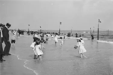 Scena di spiaggia, Rockaway, New York City, USA, c.1905