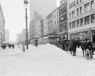 Trasporto bloccato sulla 23ª strada dopo una tempesta di neve, New York, c.1905 (foto b/n)