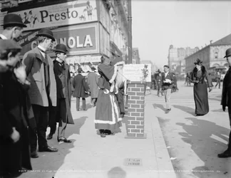 Babbo Natale raccoglie donazioni per Volunteers of America a Broadway, New York, 1903 circa