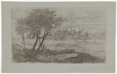 Paesaggio con alberi in primo piano e un aratro nel campo