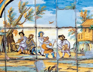 Dettaglio della decorazione in maiolica del Chiostro delle Clarisse