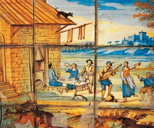 Dettaglio della decorazione in maiolica del Chiostro delle Clarisse