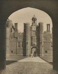 Corte di Base, il Primo Quadrilatero del Palazzo di Wolsey, c1935