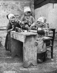 Bambini in abiti tradizionali, Marken, Olanda, 1936