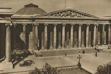 Facciata colonnata del British Museum sul sito della vecchia Montague House, c1935